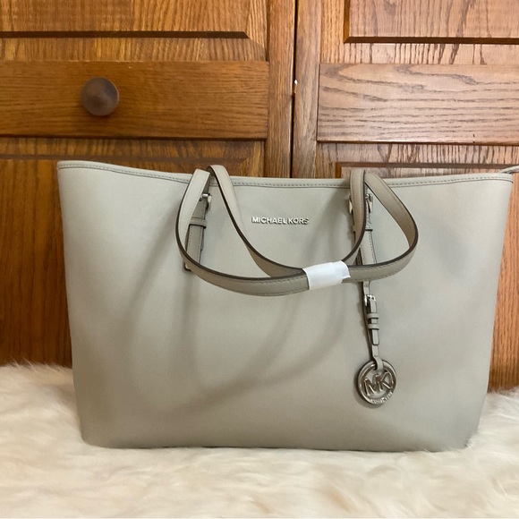 Large Michael Kor’s Tote with Lots of Compartments - Picture 2 of 12